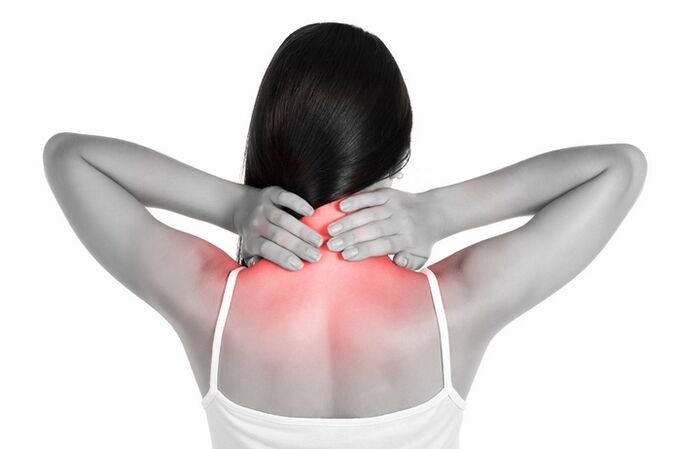 Éjszakai izzadás, karfájás: a nyaki gerincsérv tünetei is lehetnek
